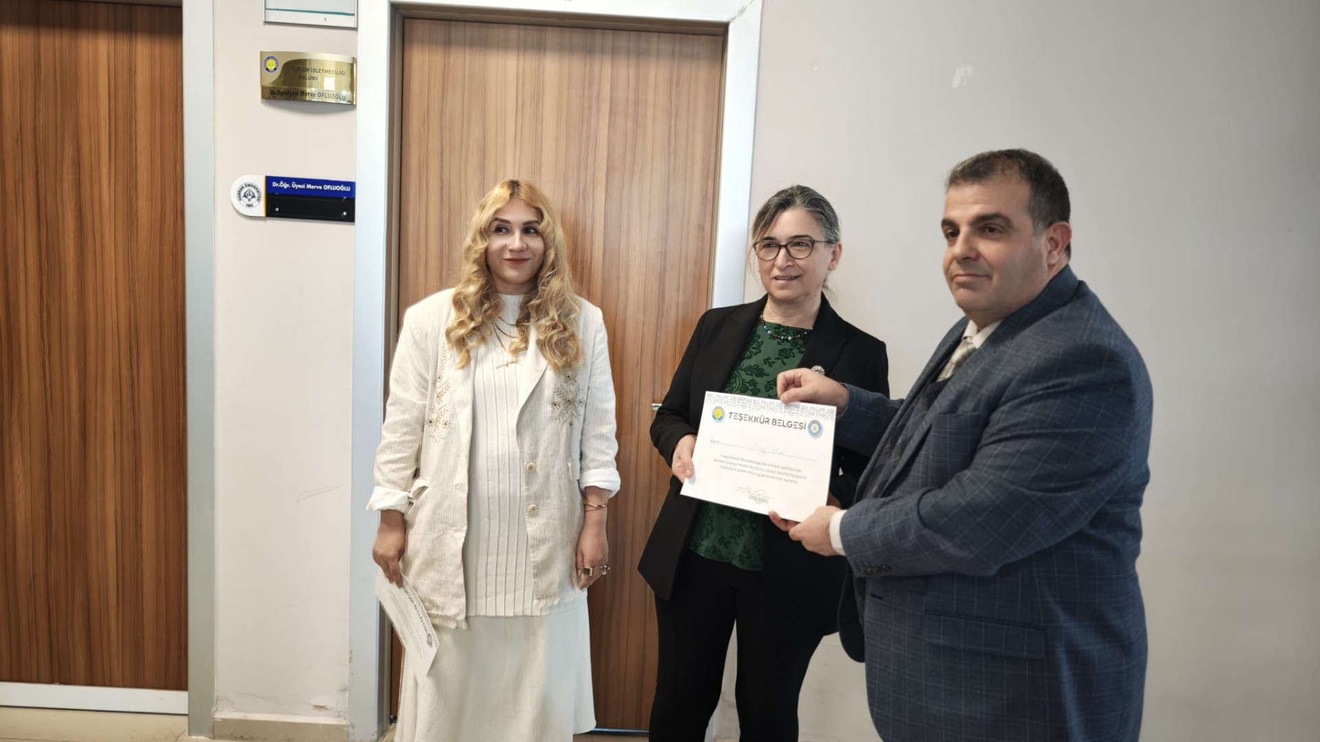 8 Mart Dünya Kadınlar Günü Sergisinde Bir Teşekkür Belgesi de Fakülte Sekreterimize